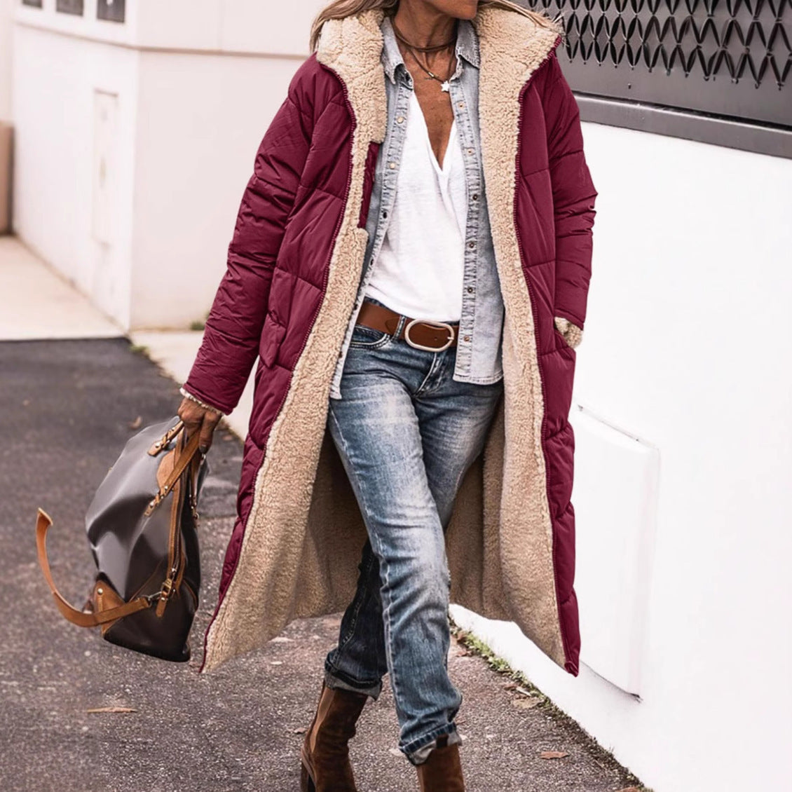 Manteau long réversible Danoir Paris Layla en vert, élégant et sophistiqué, porté en situation décontractée et chic.