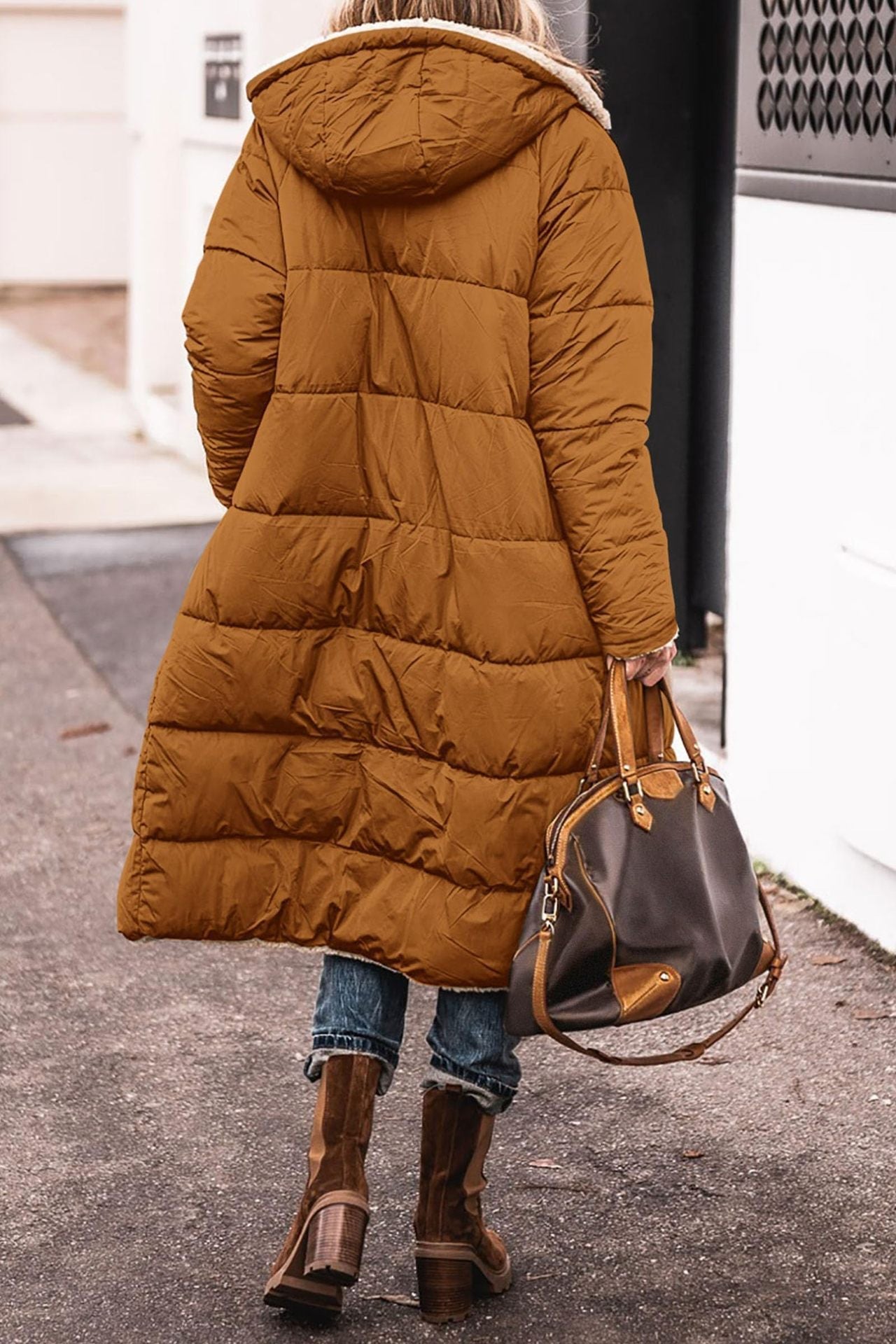 Manteau long réversible Danoir Paris Layla en vert, élégant et sophistiqué, porté en version ouverte.