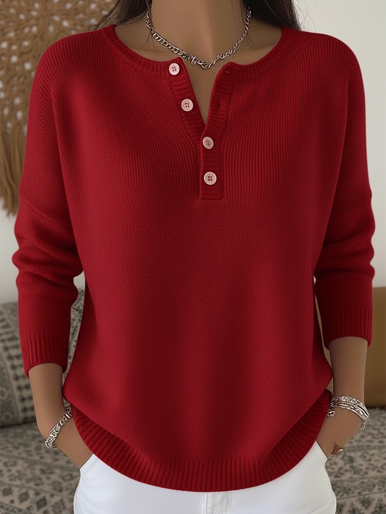 Pull Henley élégant Sarah de Danoir Paris, en tissu doux, couleur neutre, porté sur mannequin, style chic et confortable.