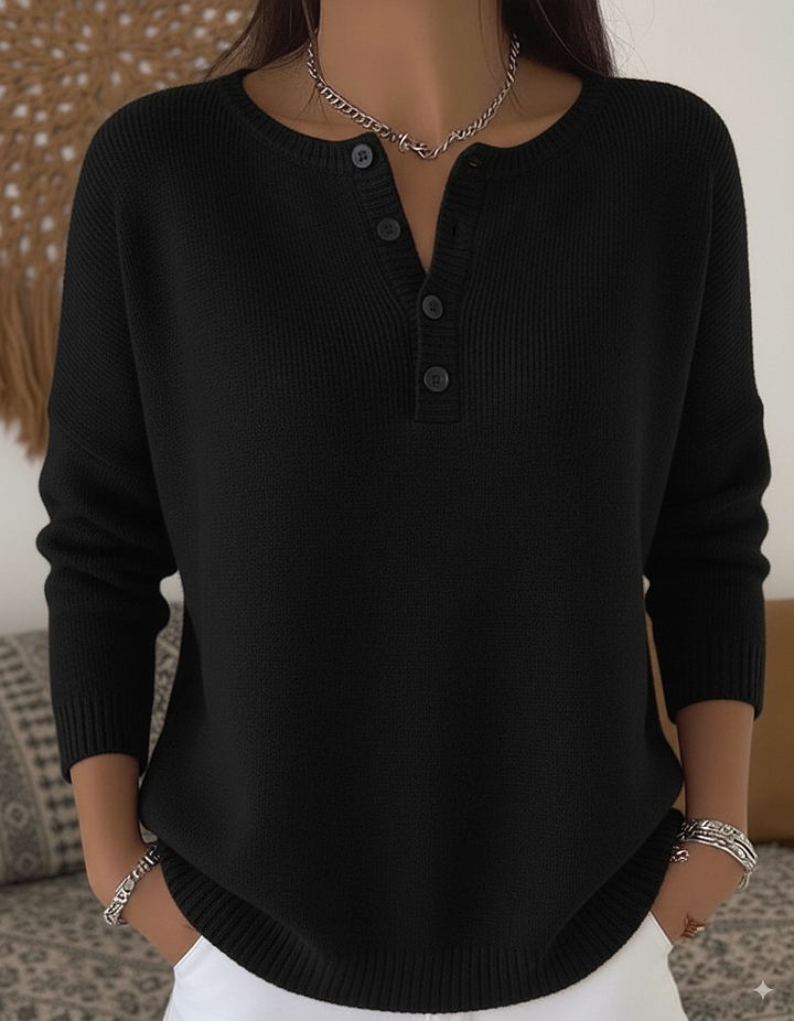 Pull Henley élégant Sarah de Danoir Paris, couleur neutre, détail boutonnage devant, porté sur mannequin avec col en V.
