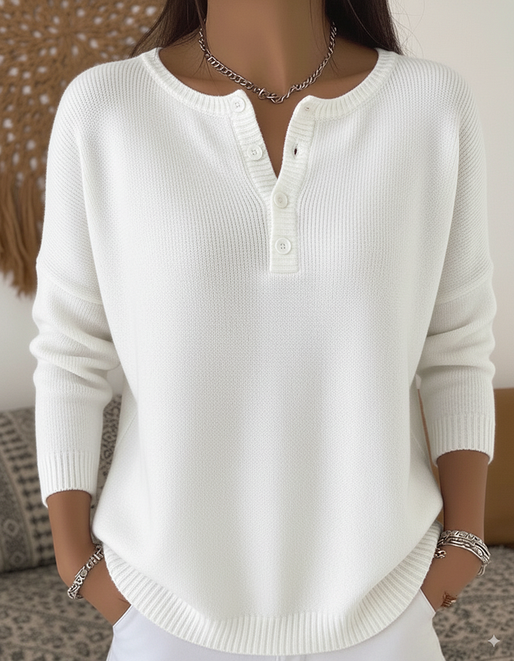 Pull henley élégant Sarah de Danoir Paris, en tissu doux et confortable, avec boutons et col en V, vue de face.