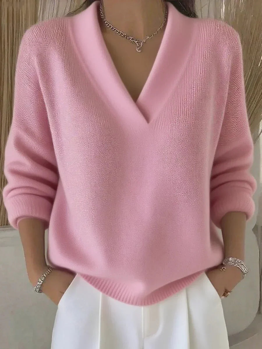 Pull V-neck rouge Faye Danoir Paris, élégant, en maille douce, porté sur mannequin avec col en V.