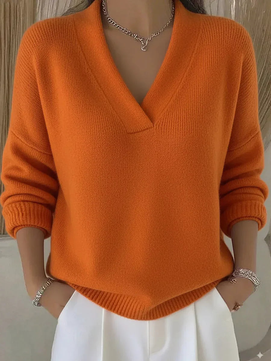 Pull V-neck élégant Faye de Danoir Paris en rouge, coupe fluide et sophistiquée, idéale pour un style chic et confortable.