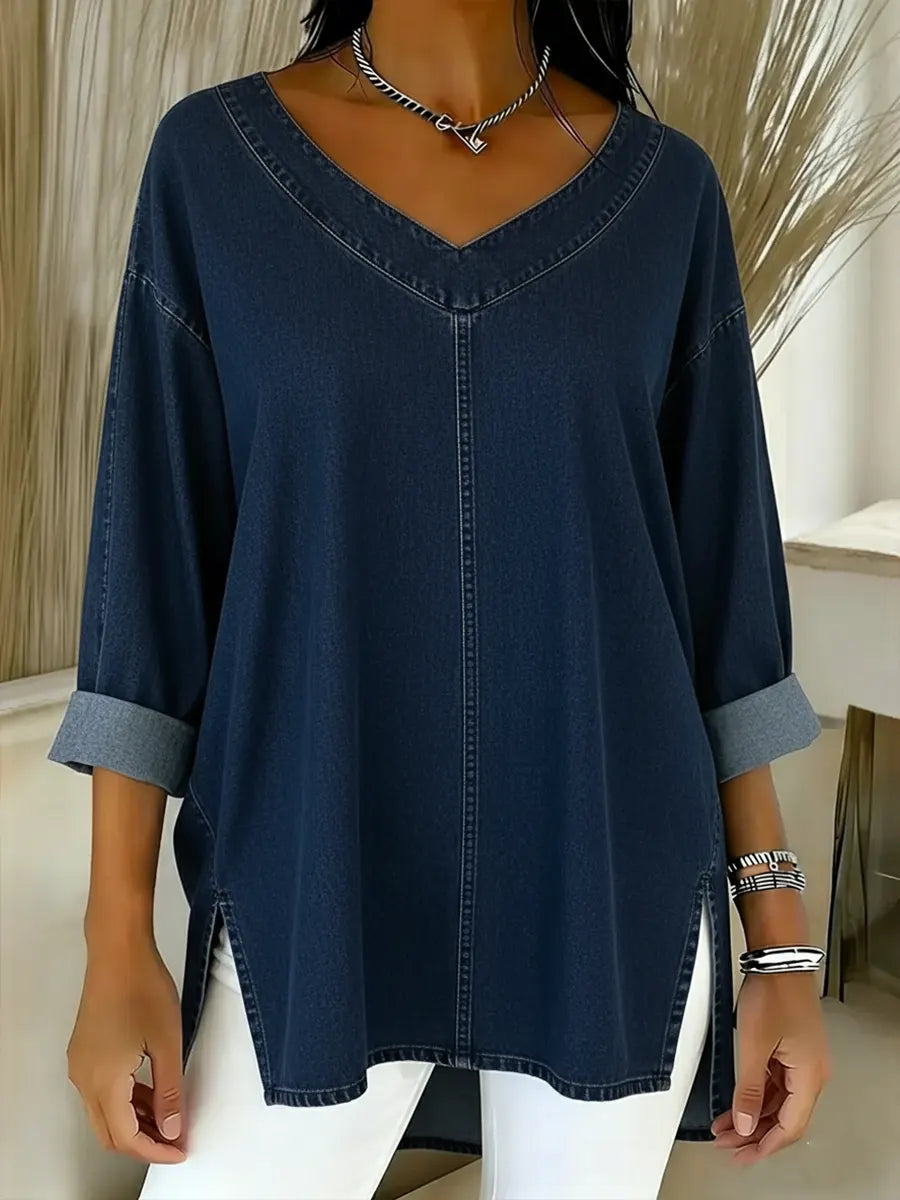 Lina - Top en jean décontracté bleu de Danoir Paris, coupe classique, porté avec manches courtes et col rond.