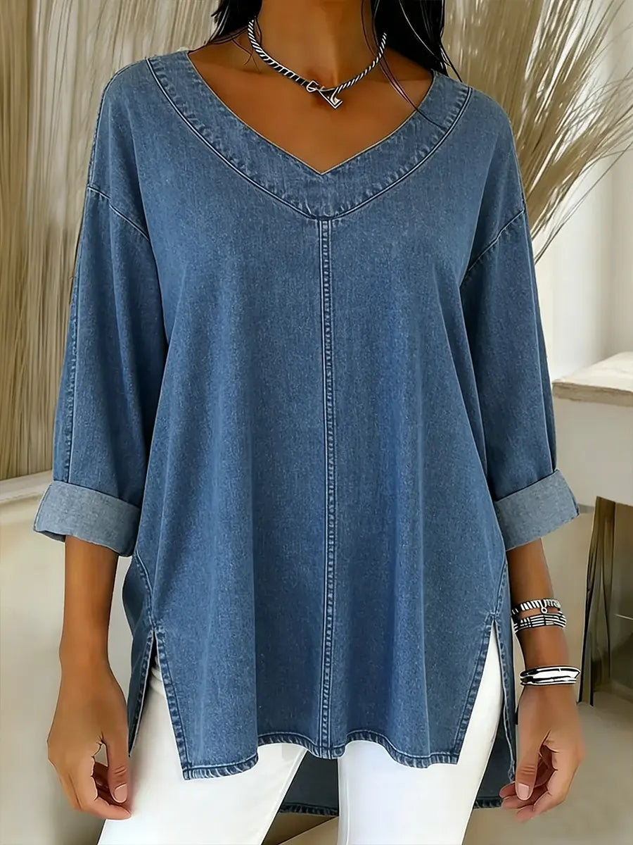 Top en denim décontracté Lina de Danoir Paris, bleu, coupe confortable, porté avec manches longues et col rond.