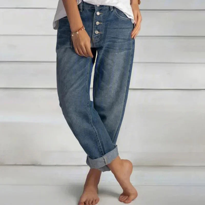 Jean décontracté élastique Tove de Danoir Paris, en denim bleu, vue de face, détails confortables et coupe moderne.