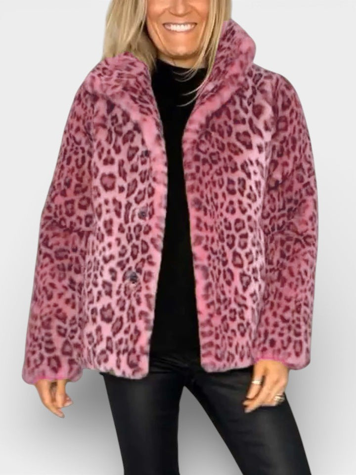 Manteau Léopard élégant Leia de Danoir Paris, long kaki avec motif léopard, veste sophistiquée pour femmes.