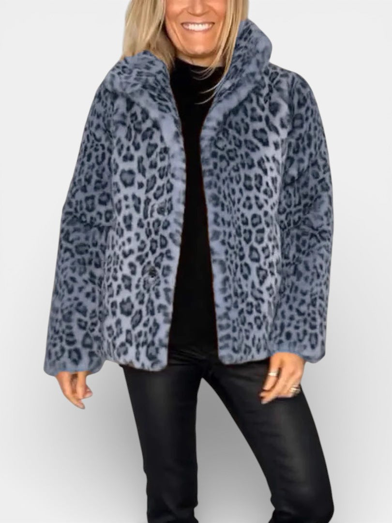 Manteau Léopard élégant Leia de Danoir Paris, long kaki avec motif léopard, mode chic pour femme.