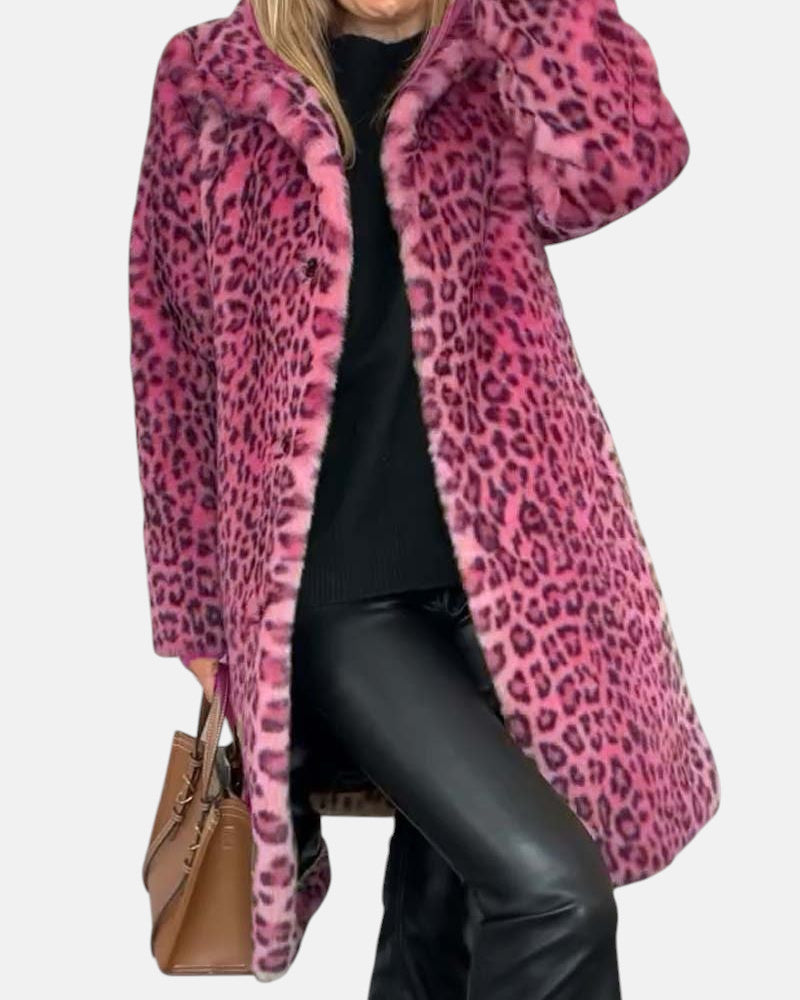 Manteau léopard élégant Leia de Danoir Paris, coupe longue kaki avec motif animal, mode chic et sophistiquée.