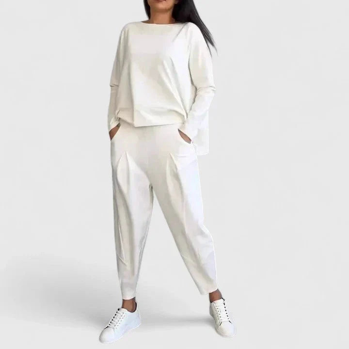 Ensemble décontracté blanc Cassandra de Danoir Paris, style chic et confortable pour femmes, image montrant la tenue complète.