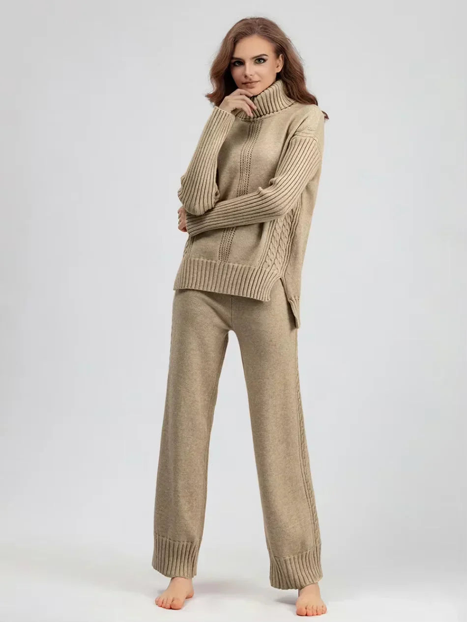 Ensemble tricoté chic Vianna de Danoir Paris en rose, avec veste et pantalon élégants, porté sur mannequin.