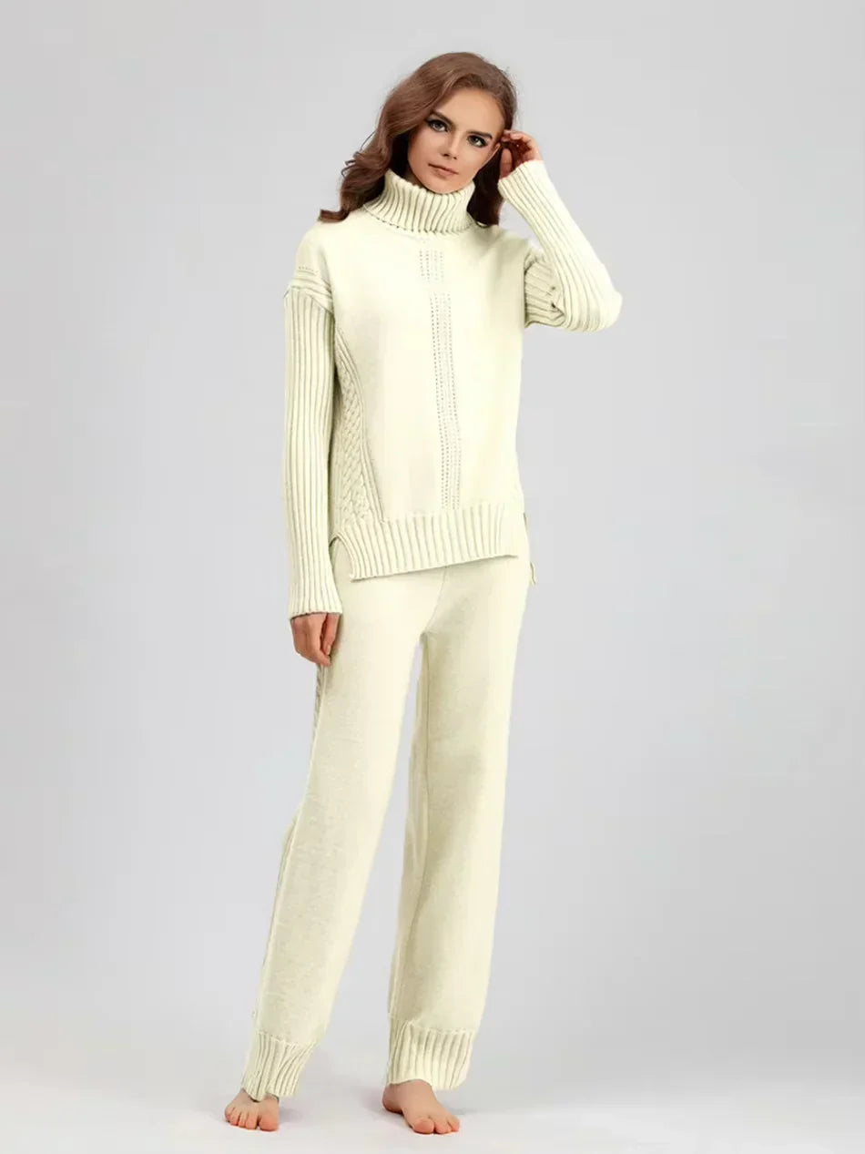 Ensemble tricoté chic Vianna de Danoir Paris, couleur rose, avec haut et pantalon assortis, porté par un mannequin.