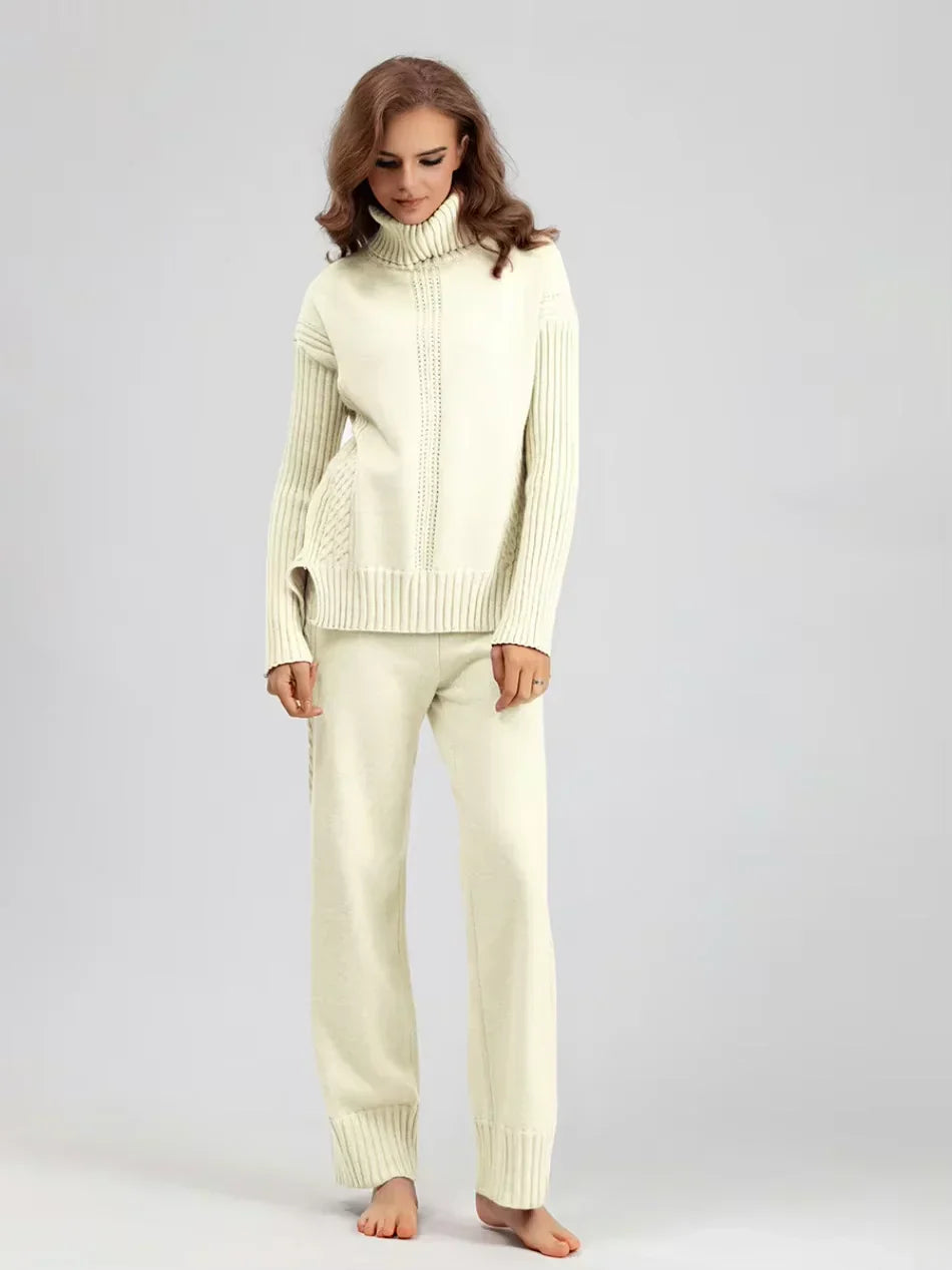 Ensemble tricoté chic Vianna de Danoir Paris en rose, vue de face, mettant en valeur le design élégant et les détails du vêtement.