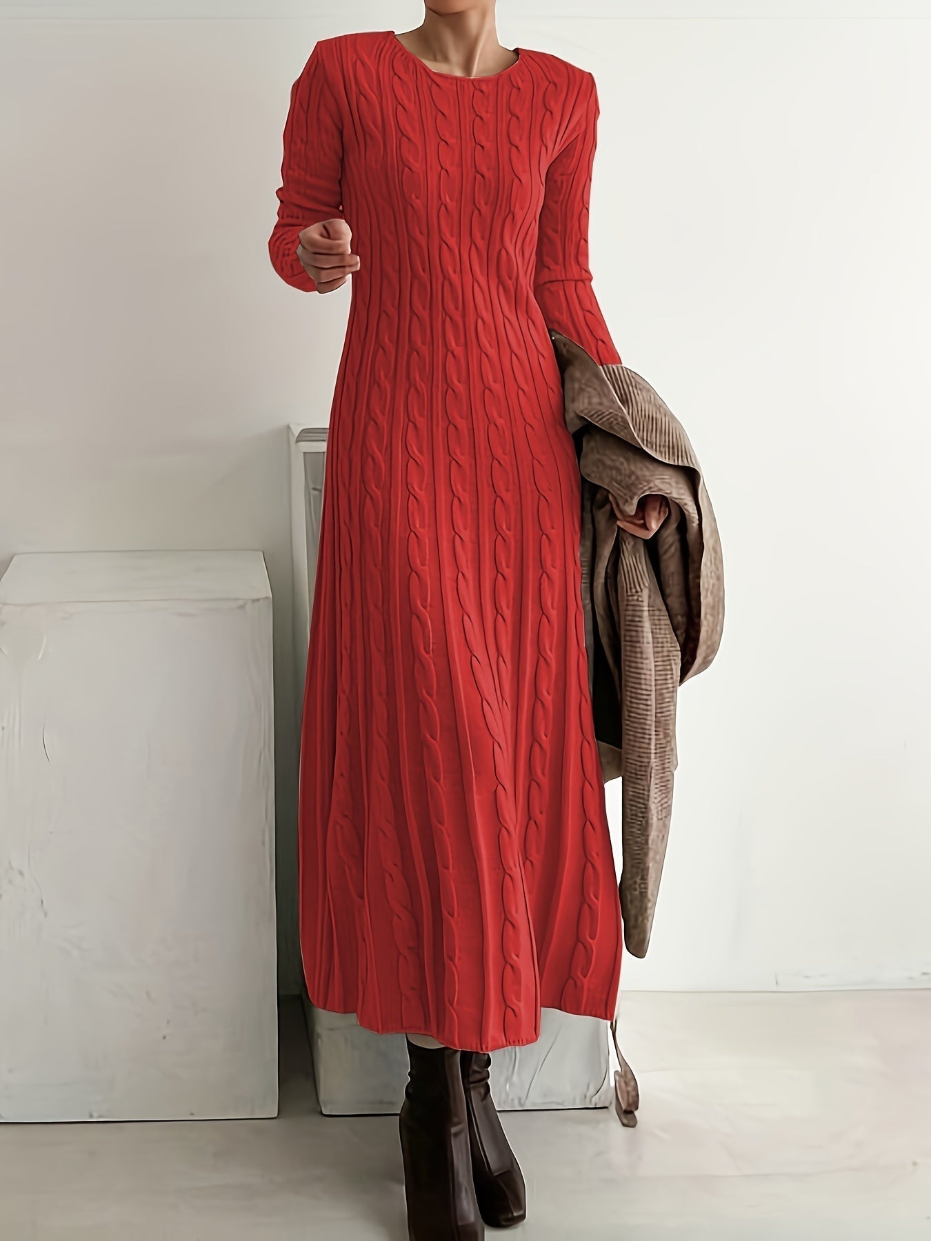 Robe en tricot rouge Maeve de Danoir Paris, élégante et ajustée, portée sur un mannequin, détail du tissu fin et des manches longues.