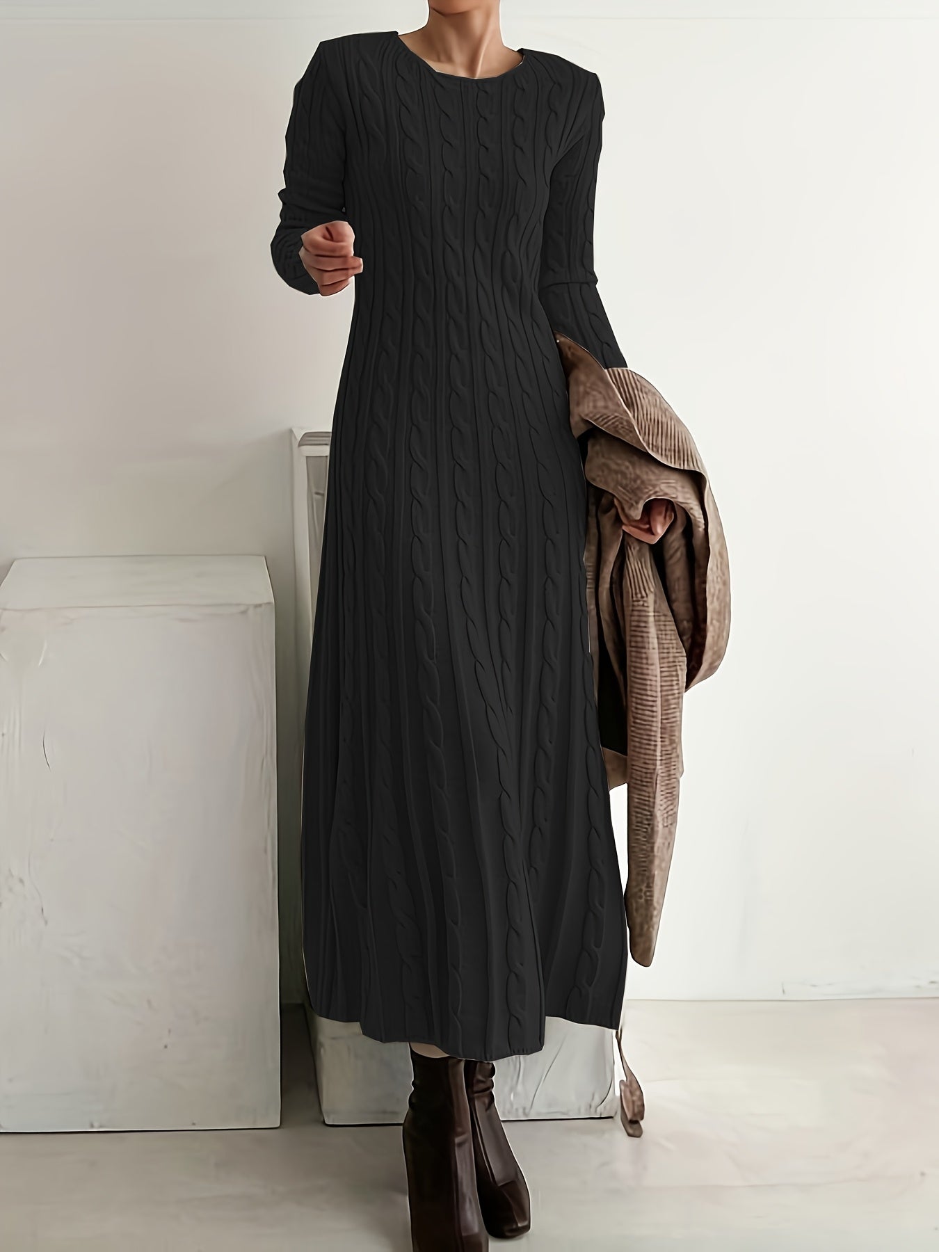 Robe en tricot rouge Maeve de Danoir Paris, élégante, avec coupe ajustée et détails sophistiqués, vue de face.