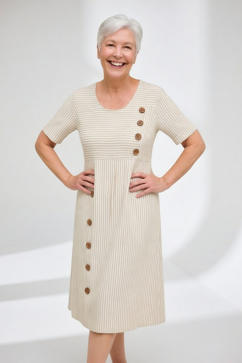 Robe fluide rayée bleue Danoir Paris Linéora™ avec coupe estivale, col en V et détails élégants, vue de face.