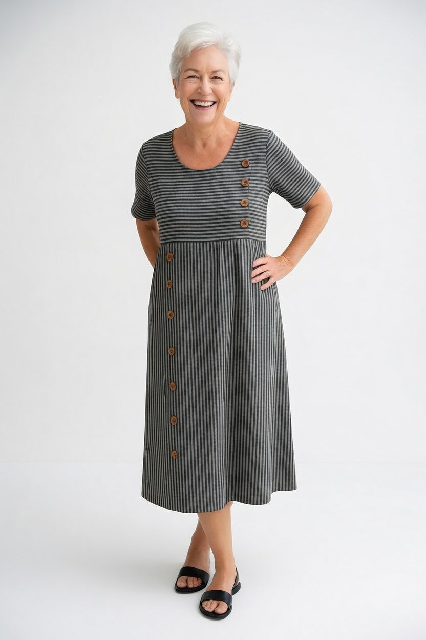 Robe rayée fluide FR44 Danoir Paris, style estivale, tissu léger bleu avec lignes élégantes, parfaite pour l'été.