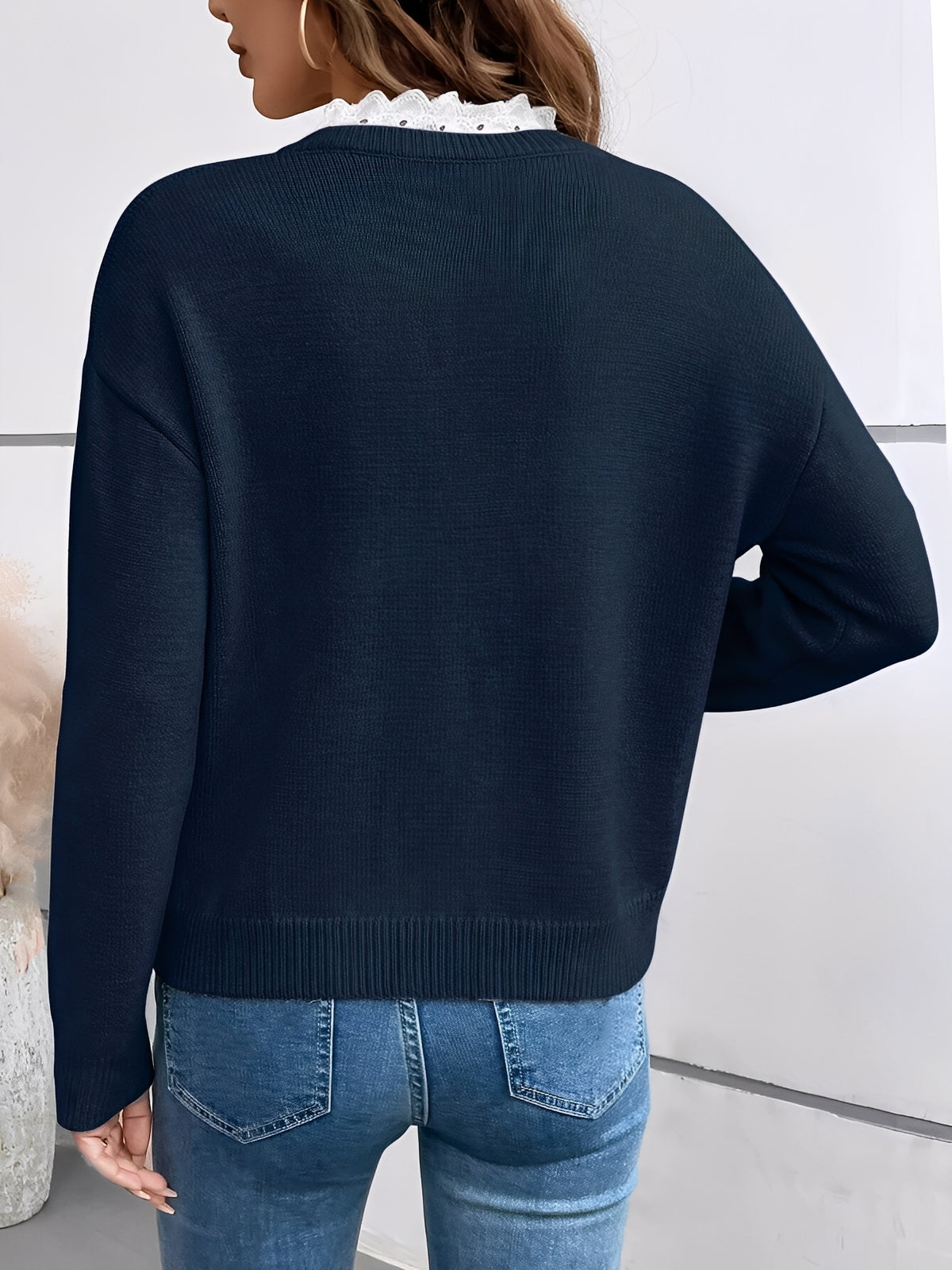 Blouse en dentelle bleue marine Vera de Danoir Paris, élégante et féminine, avec détails en dentelle fine.