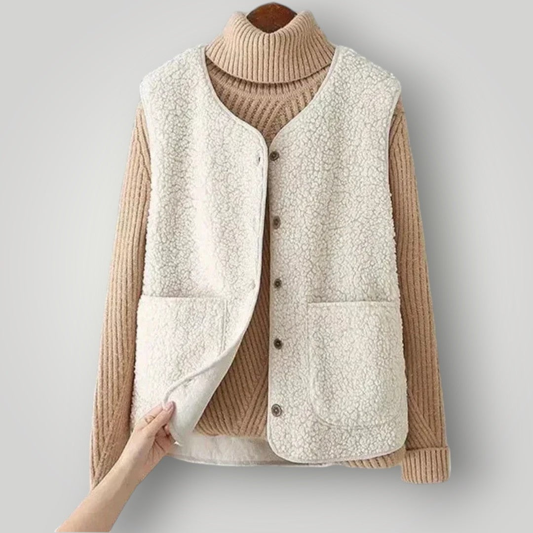 Gilet polaire beige Danoir Paris Colette FR784, doux et chaud, porté en mode décontracté.