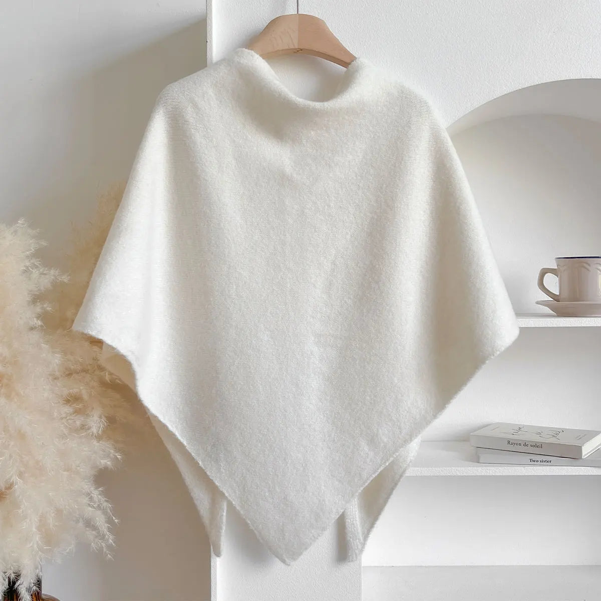 Écharpe d'automne élégante Danoir Paris FR788 en blanc, tissu doux et léger pour un look sophistiqué.