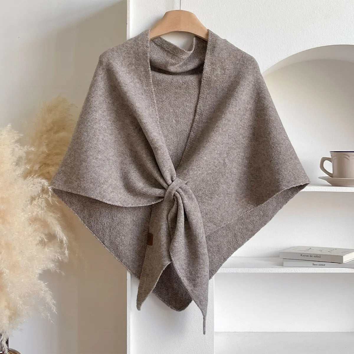 Écharpe élégante d'automne Danoir Paris FR788 en blanc, tissu doux, taille unique, parfait pour accessoiriser une tenue automnale.