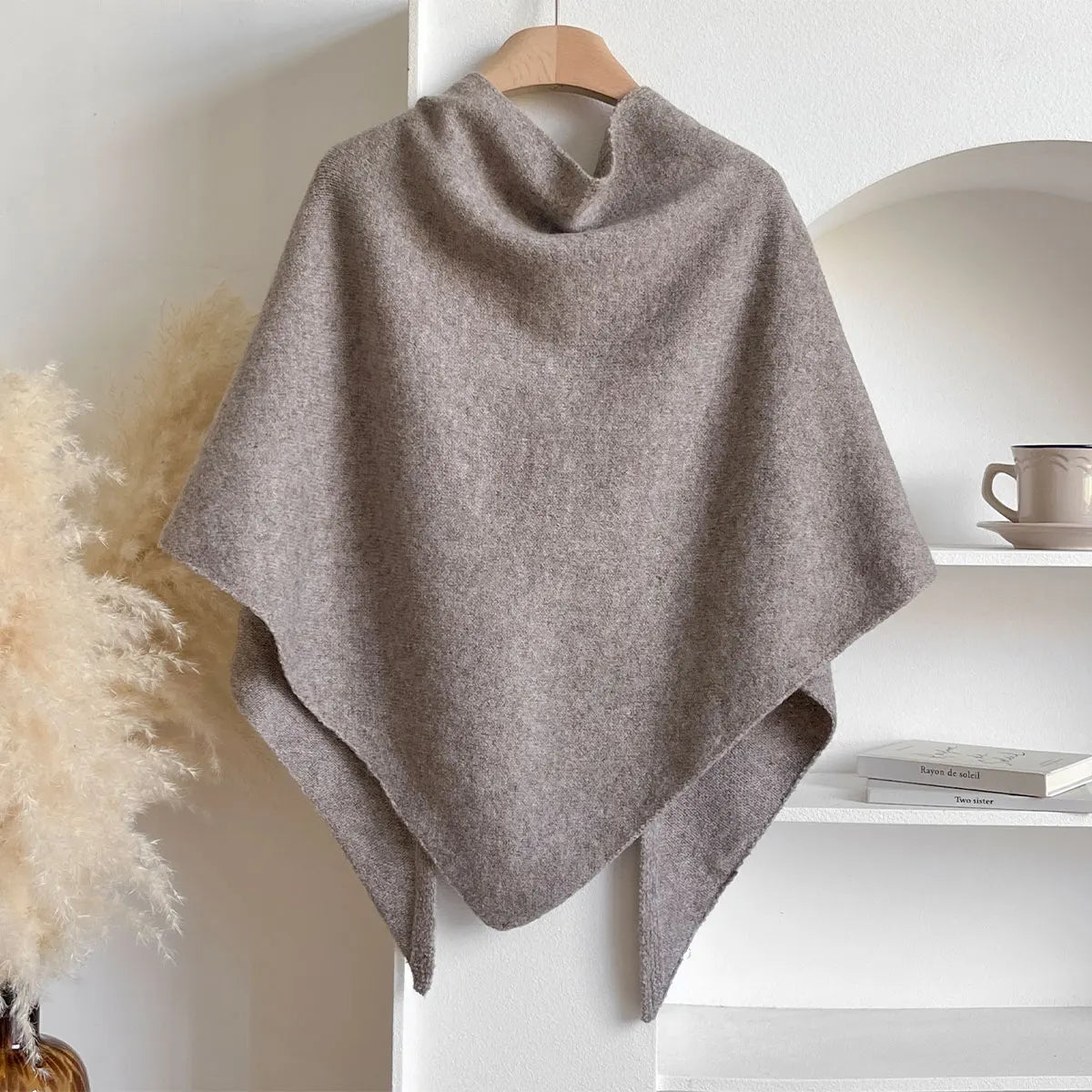 Écharpe élégante d'automne Danoir Paris FR788 en blanc, tissu doux et léger, portée autour du cou pour un look sophistiqué.