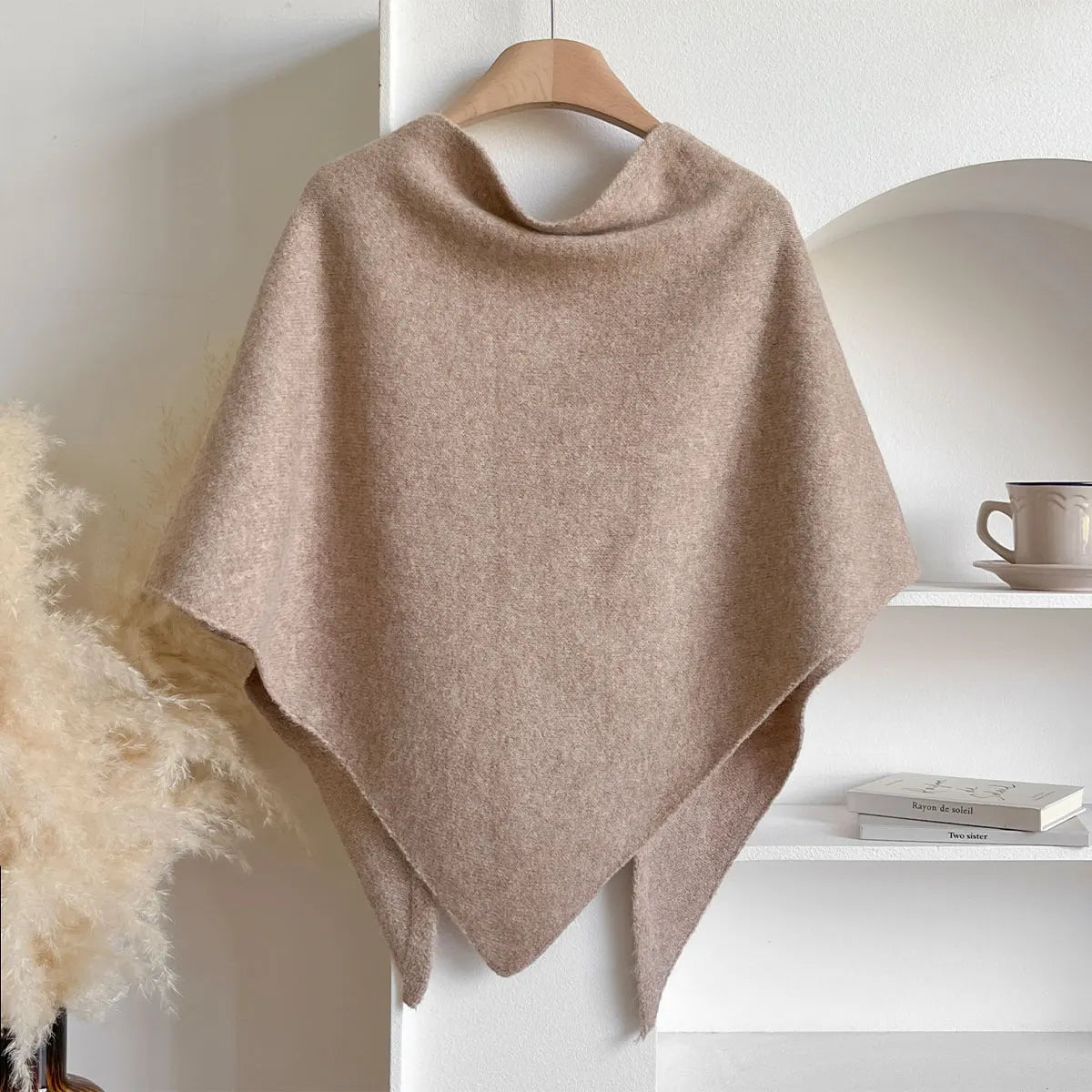 Écharpe élégante d'automne Danoir Paris FR788 en blanc, tissu doux et léger, taille unique, parfaite pour la saison automnale.