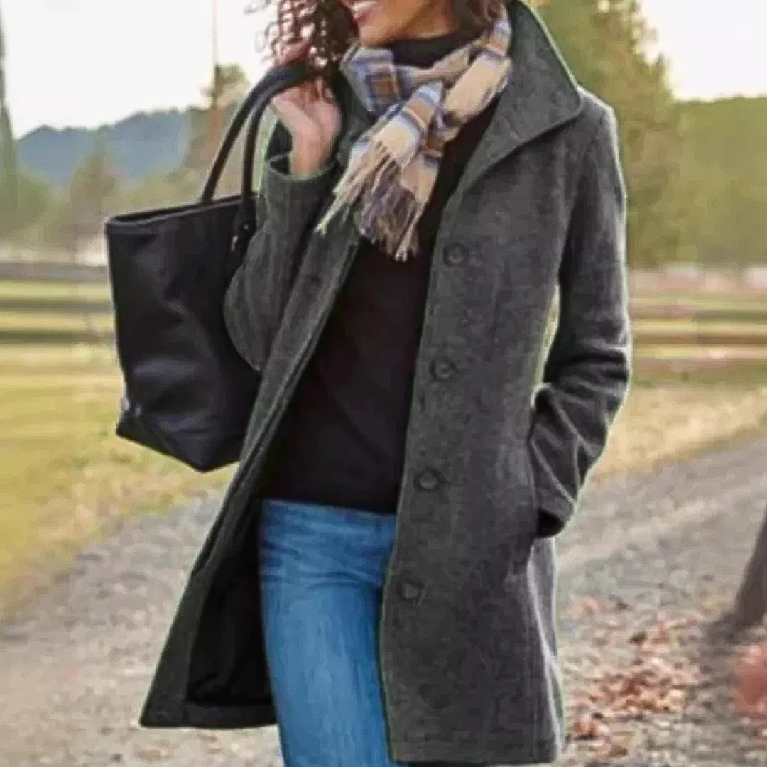 Veste classique élégante Leila de Danoir Paris, modèle FR790, en kaki avec coupe sophistiquée.