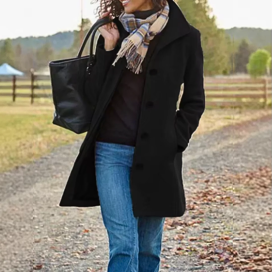 Veste classique élégante Leila de Danoir Paris en kaki, style sophistiqué, tissu de qualité, portée décontractée et chic.
