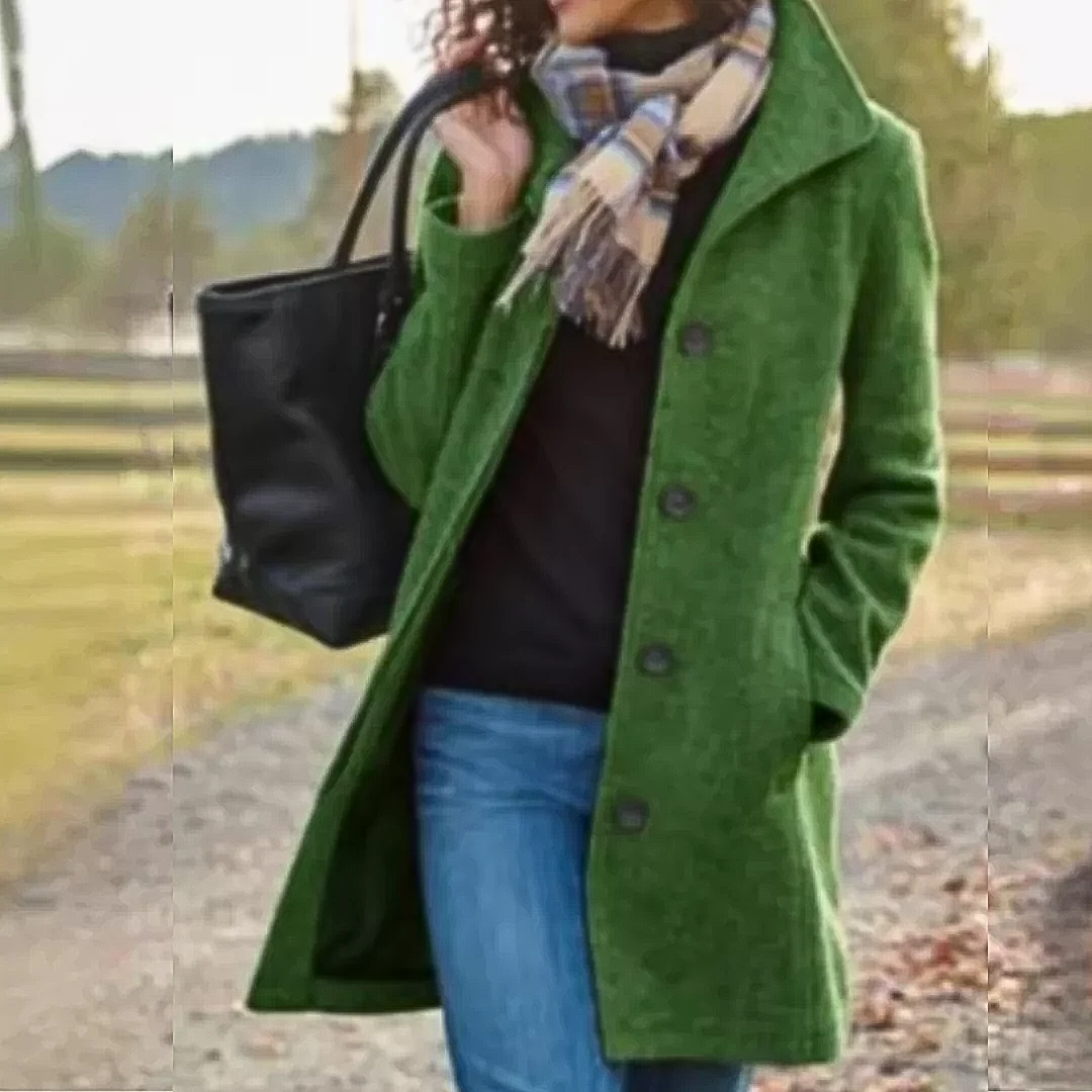 Veste classique élégante Danoir Paris Leila FR790 en kaki, vue frontale avec col et boutons sophistiqués.