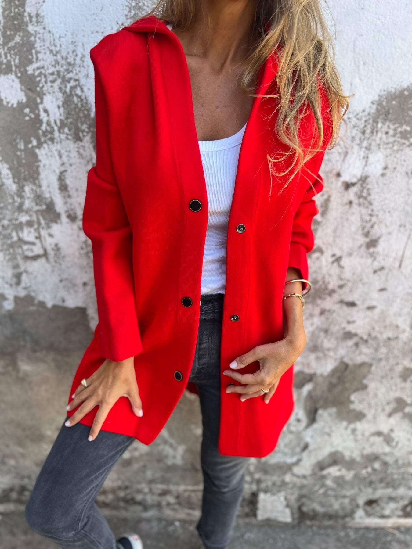 Gilet décontracté chic rouge Adriana de Danoir Paris, élégant et confortable, porté avec style.