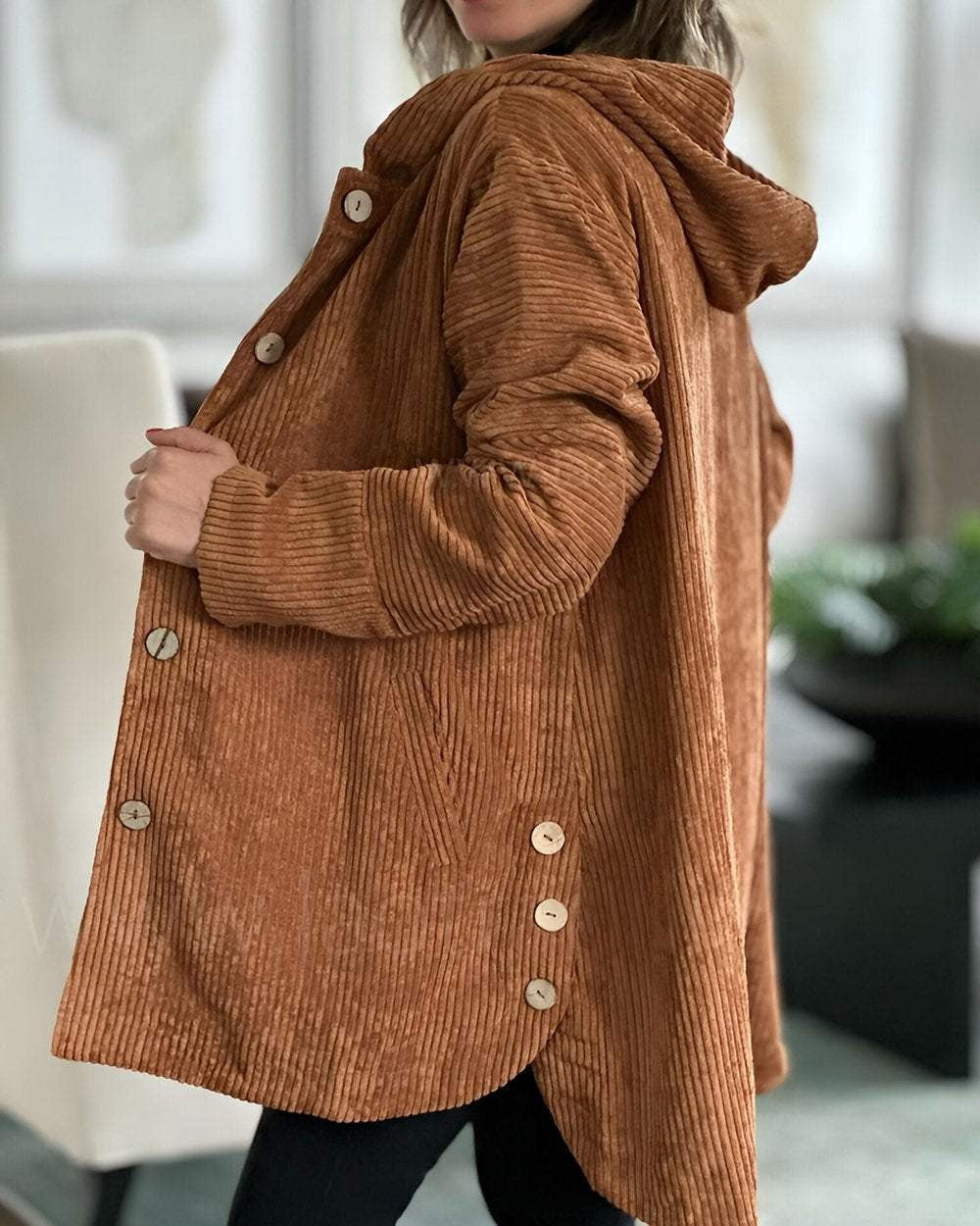 Veste en velours côtelé rouge Cordia de Danoir Paris, style élégant, coupe ajustée, détails sophistiqués, pour femme.