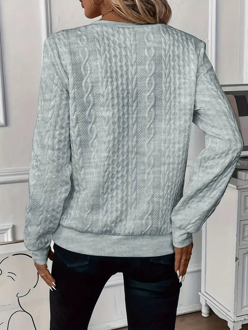 Pull blanc Danoir Paris Mila FR806 élégant et polyvalent, avec col en V et manches longues, porté sur mannequin.