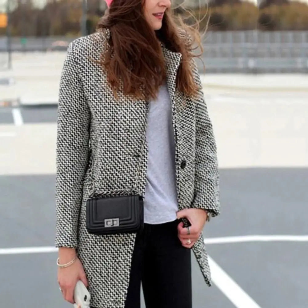 Manteau chic hiver Cheska de Danoir Paris, coloris noir et blanc, style élégant, image montrant le design et la texture du vêtement.