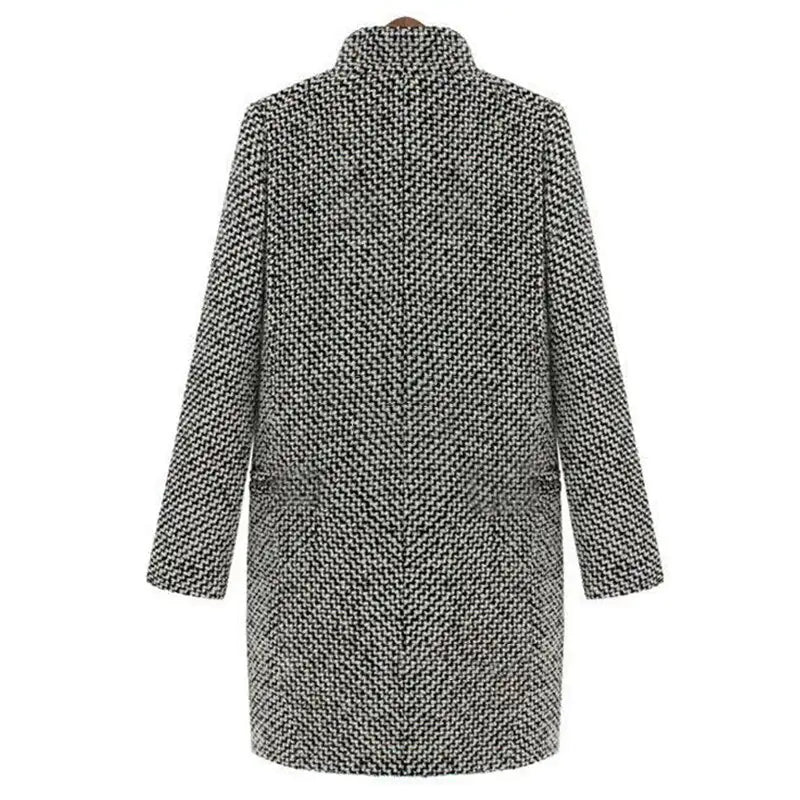 Manteau chic d'hiver Cheska de Danoir Paris, en noir et blanc, avec style élégant et coupe moderne.