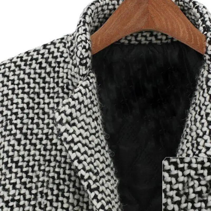 Manteau d'hiver chic Cheska de Danoir Paris, noir et blanc, style élégant, en tissu chaud, porté sur un mannequin.