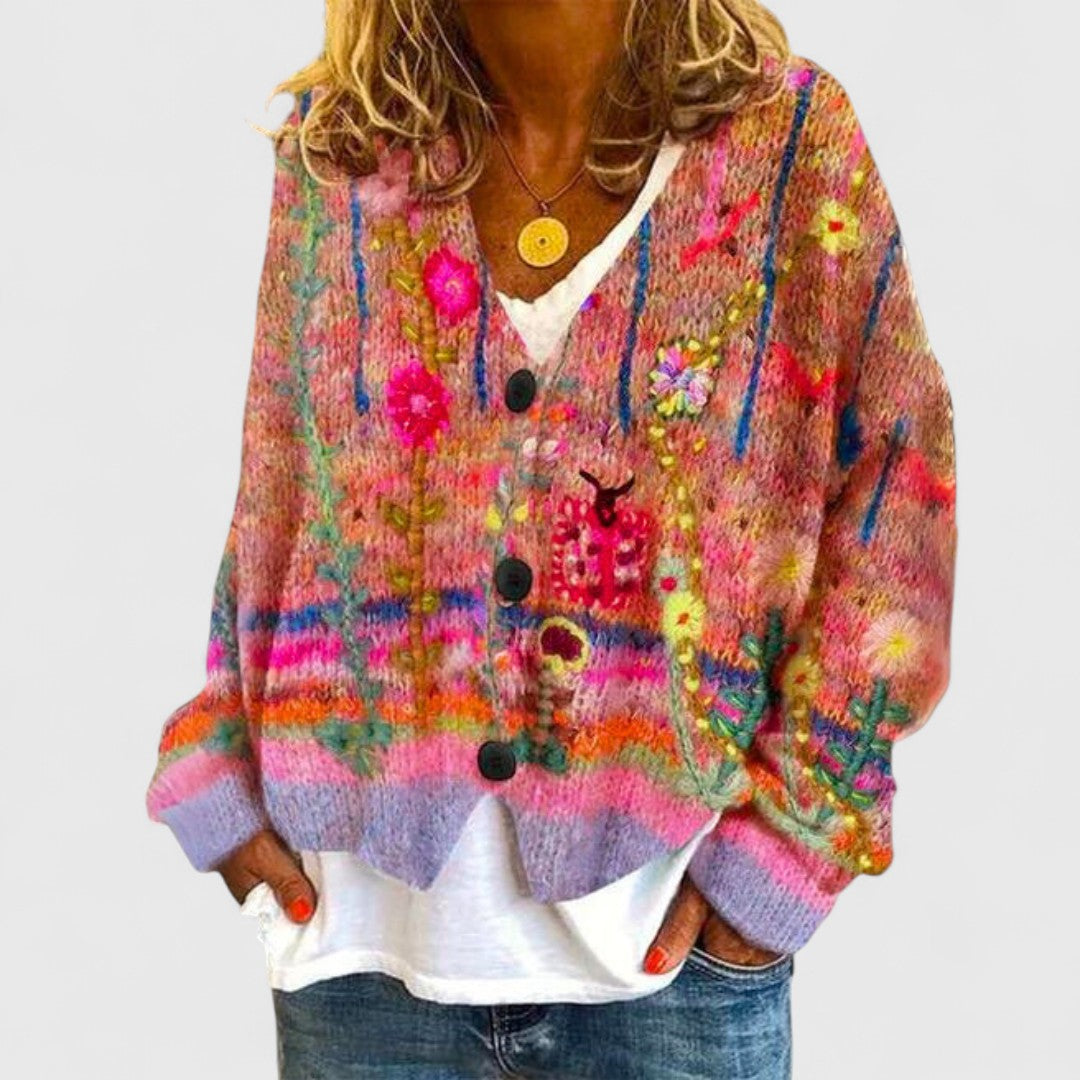 Cardigan chaud Matilda de Danoir Paris, élégant, bleu, en maille douce, porté en taille S ou M.