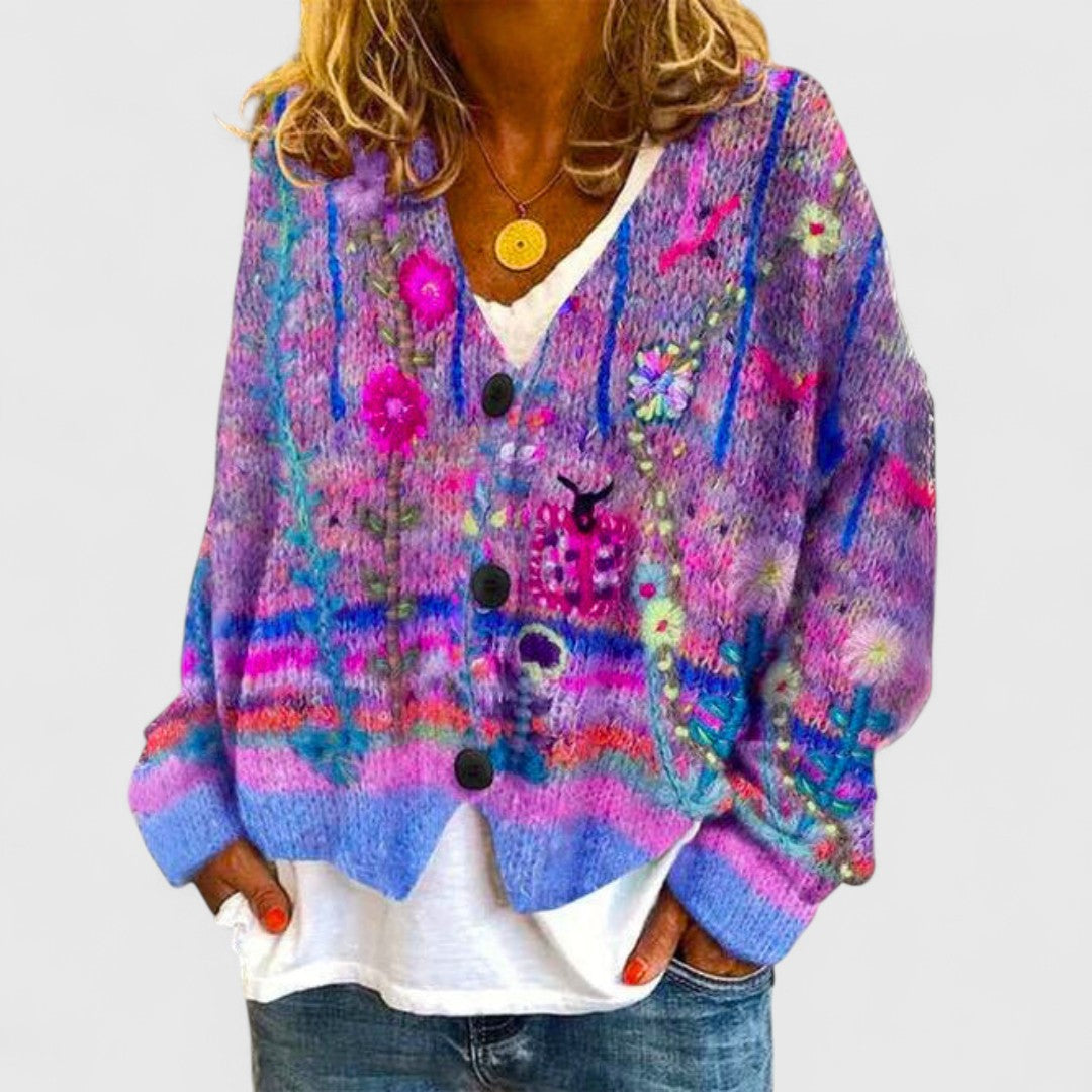 Cardigan chaud bleu Matilda de Danoir Paris, élégant et confortable, porté en taille S ou M, en tissu doux et agréable.