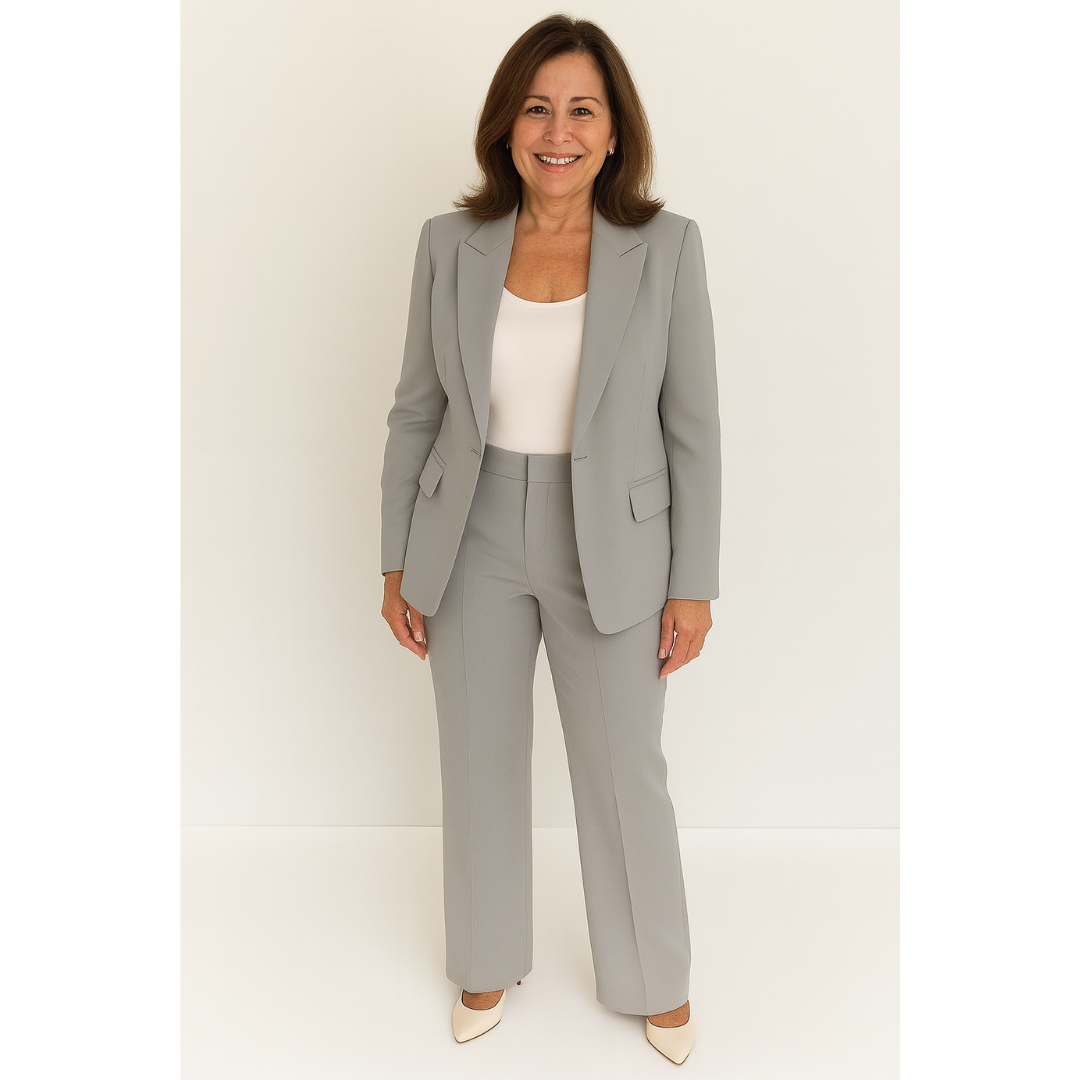 Costume élégant Camille FR818 de Danoir Paris en bleu, idéal pour diverses occasions, avec coupe sophistiquée et tissu de qualité.