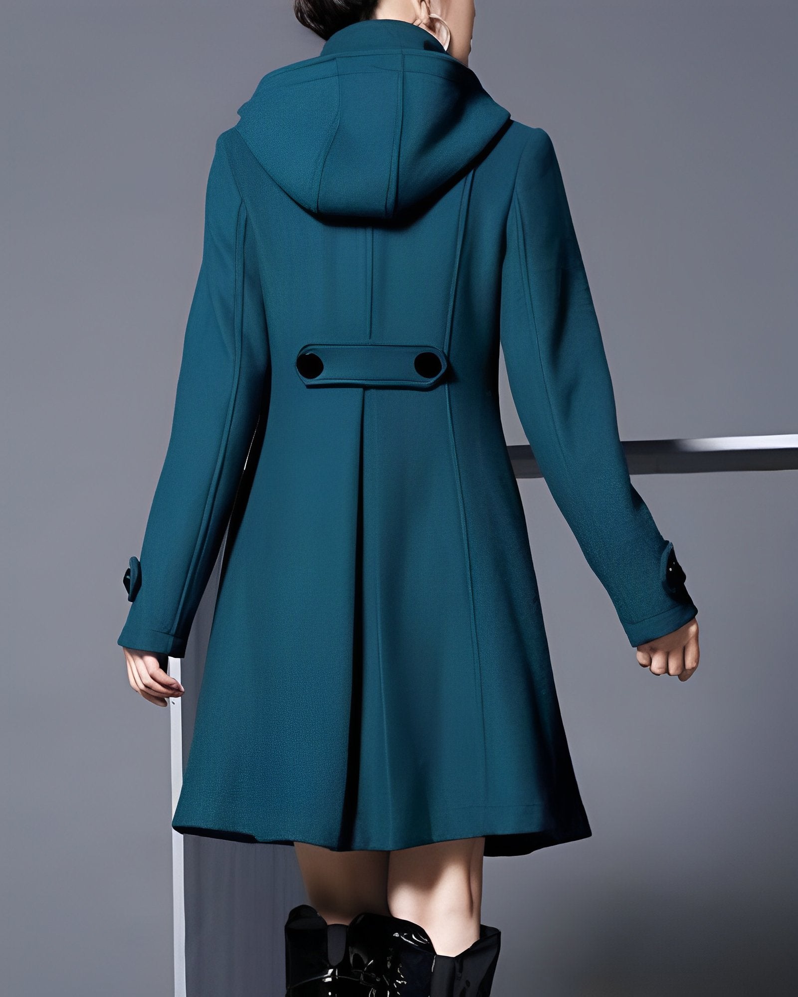 Veste élégante à capuche Alice de Danoir Paris, en tissu vert foncé, vue de face avec détails de la capuche et finition soignée.