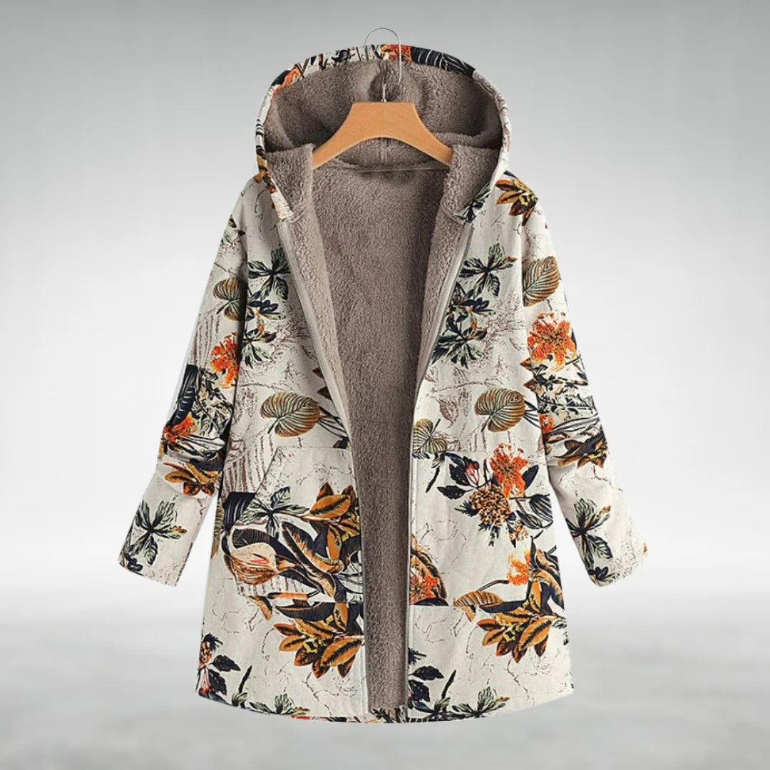 Veste en fleece gris Danoir Paris Kaysa FR821, élégante et confortable, portée avec col montant et poches latérales.