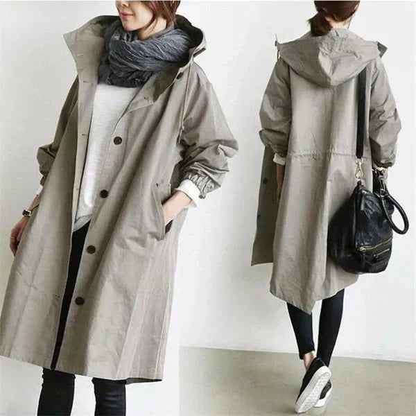 Manteau trench-coat élégant déperlant Danoir Paris Dorothee en gris clair, coupe sophistiquée, tissu imperméable.