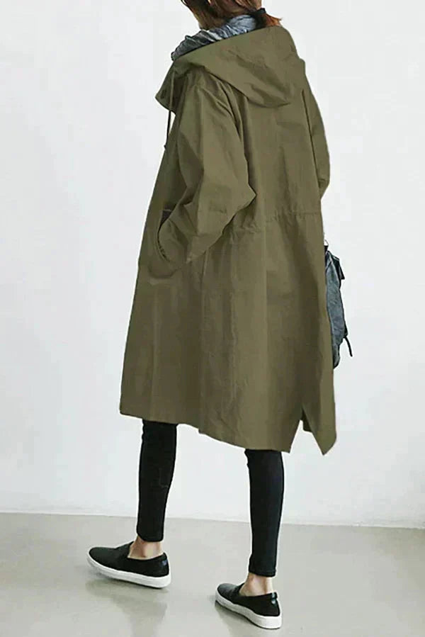 Trench-coat élégant déperlant Dorothee de Danoir Paris, gris clair, coupe classique, tissu imperméable, mode féminine sophistiquée.
