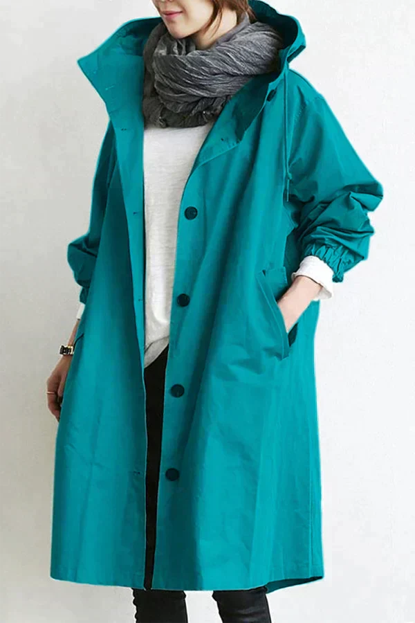 Trench-coat Danoir Paris Dorothee gris clair, élégant et déperlant, porté par un mannequin avec ceinture et col classique.