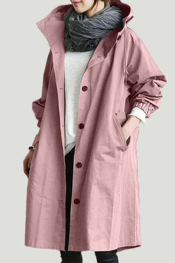 Manteau trench-coat élégant déperlant Dorothee de Danoir Paris en gris clair, porté avec col classique et boutons sophistiqués.