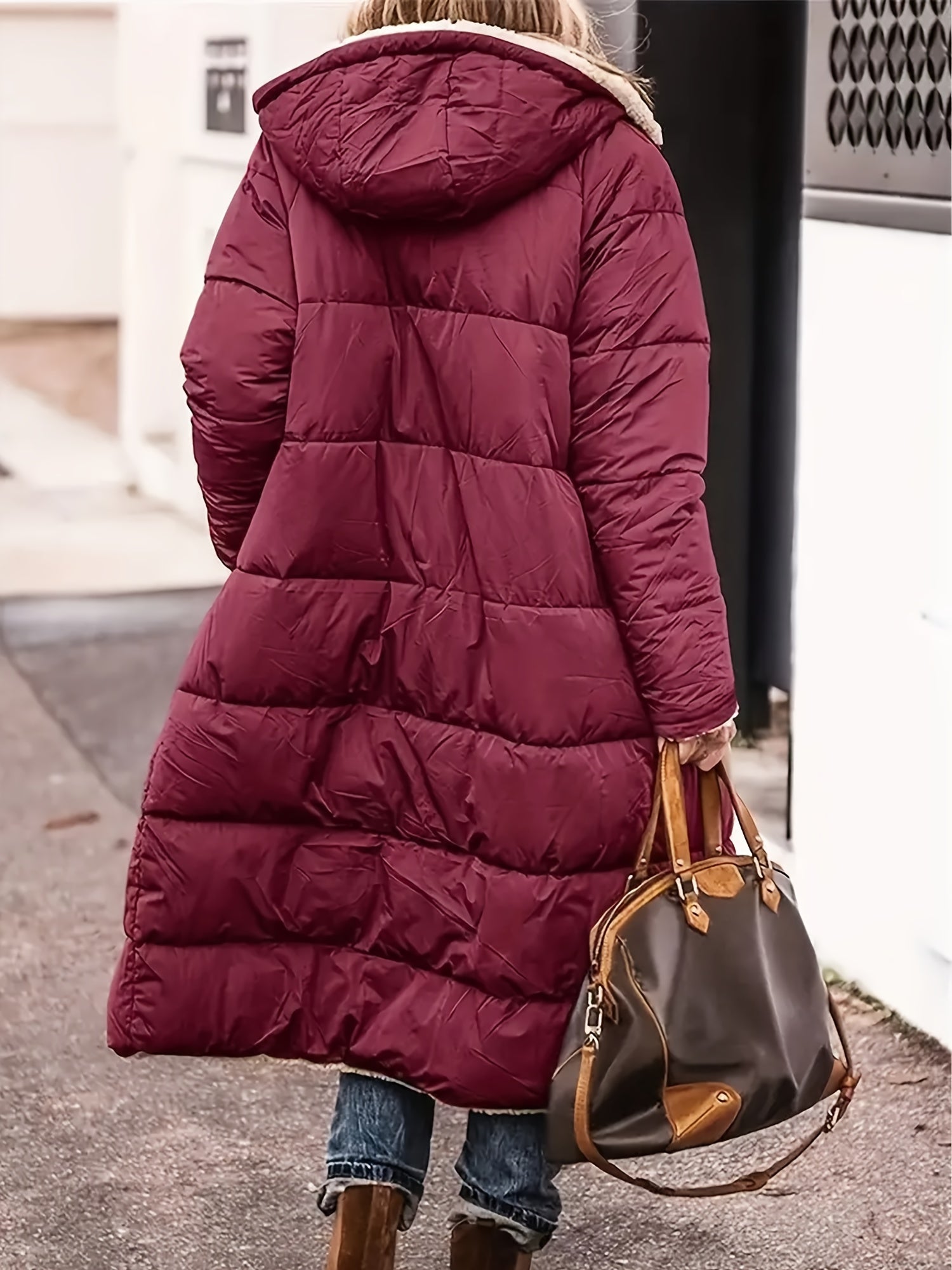 Manteau d'hiver noir Amelia de Danoir Paris, style chic, en tissu chaud, vue de face avec col élégant.