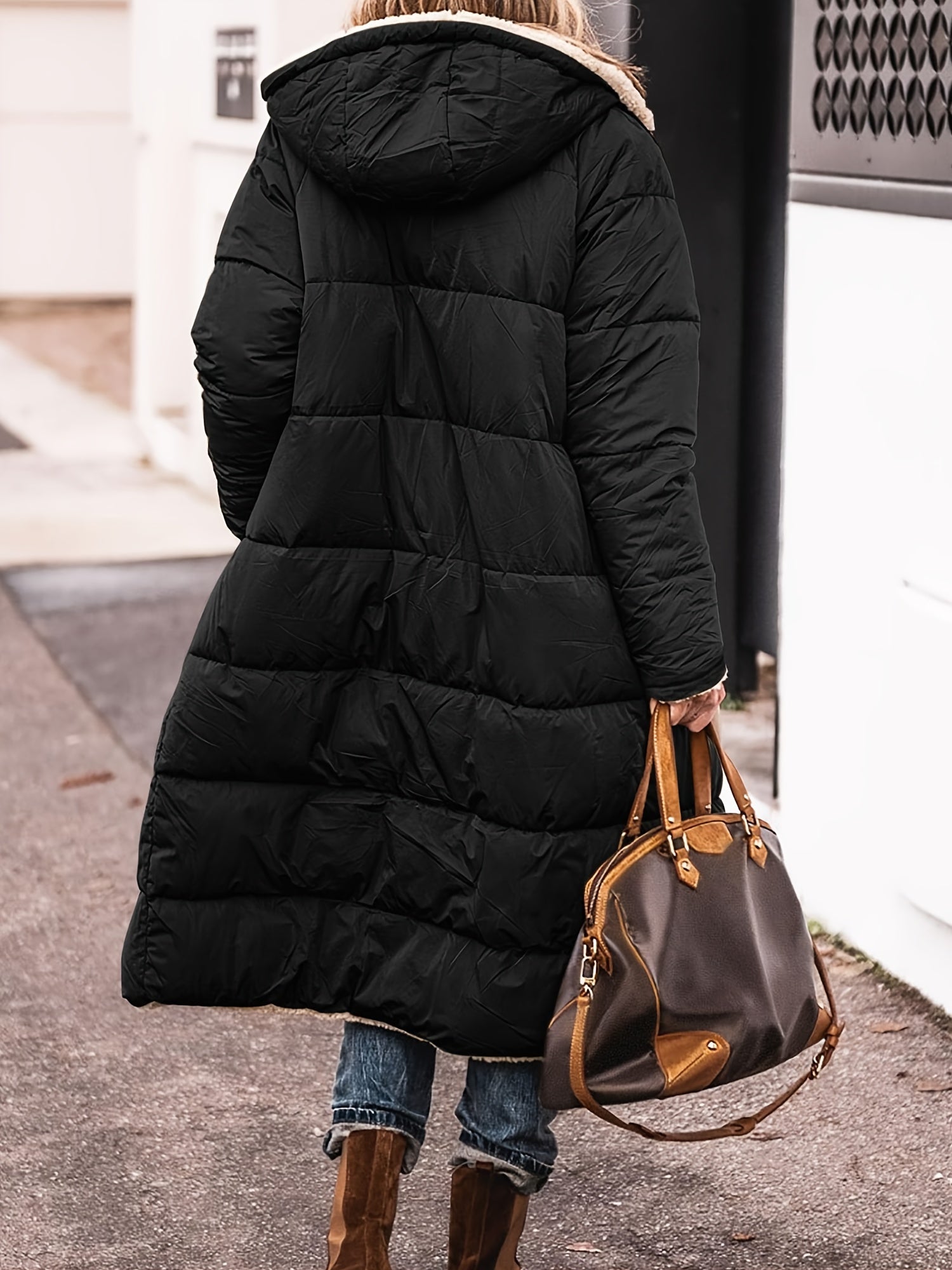 Manteau d'hiver noir Amelia de Danoir Paris, style chic avec coupe élégante, porté par un mannequin.