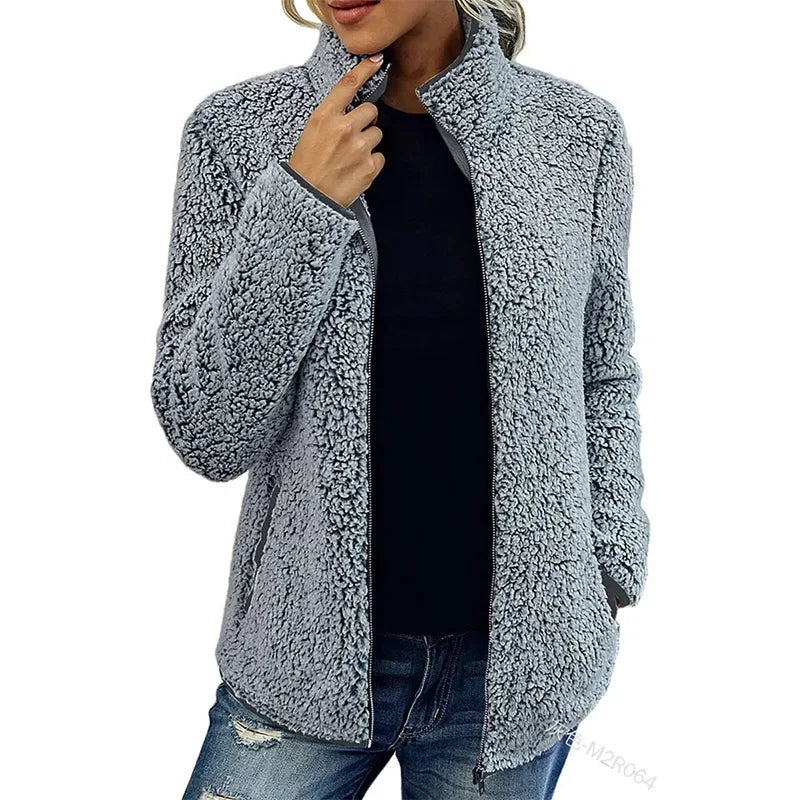 Veste en fleece rouge Danoir Paris Sofia FR849, élégante et chaude, portée en image avec col et manches longues.
