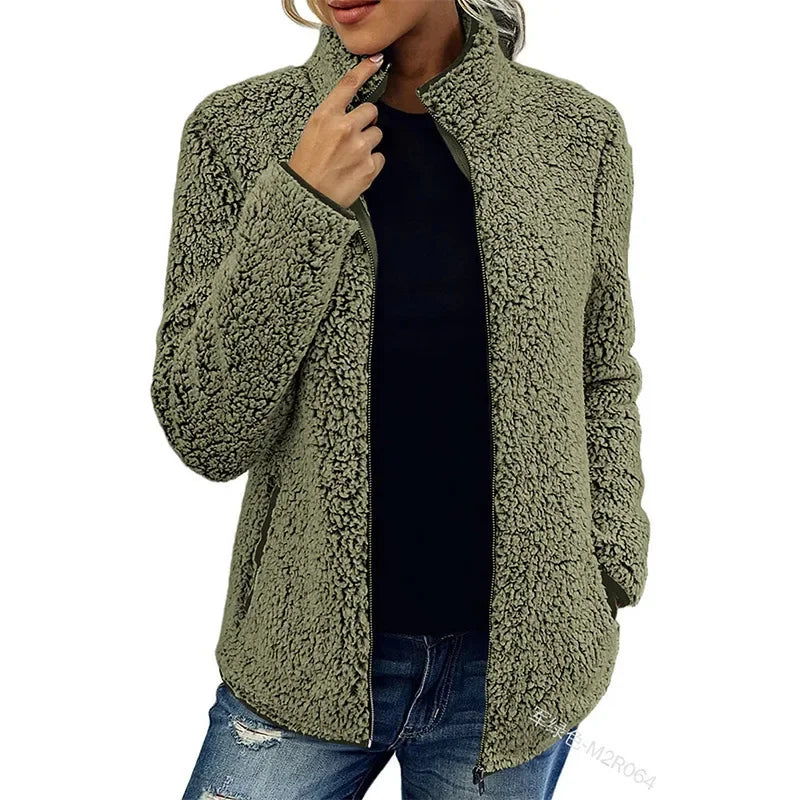 Veste en fleece rouge Sofia de Danoir Paris, élégante et chaude, avec coupe moderne, vue de face.