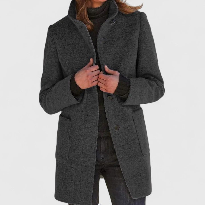 Manteau chic en laine gris Danoir Paris Elenaaa FR851, élégant et chaud, porté sur un mannequin.